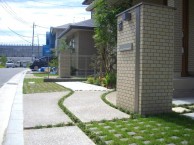 曲線の草目地と緑化舗装ブロック